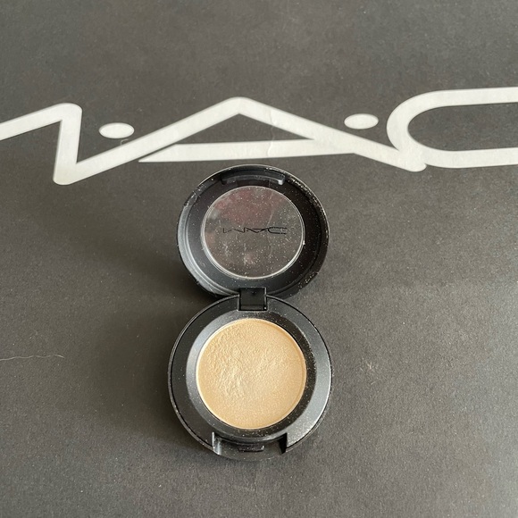 MAC Eyeshadow in Nylon - Picture 1 of 4